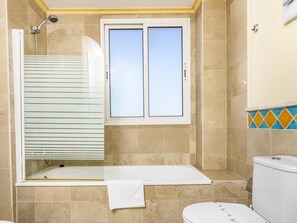 Bathtub, hair dryer, towels - Magnifico apartamento en Marbella con vistas al mar (Marbella)