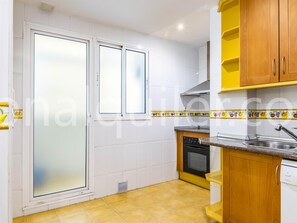 Jääkaappi, mikroaaltouuni, uuni, astianpesukone