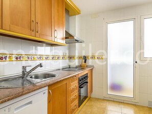 Mikroaaltouuni, uuni, astianpesukone, kahvin-/teenkeitin