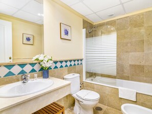 Badewanne, Haartrockner, Handtücher