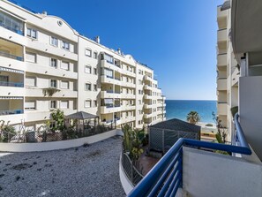 Property grounds - Cheap family apartment with terrace with lateral views to the sea and montana (Marbella)