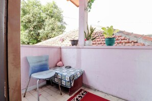 Outdoor dining - Adil Jaya Homestay By Zuzu (Yogyakarta)