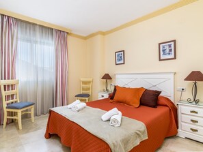 3 bedrooms, iron/ironing board, internet, bed sheets