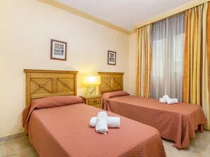 3 bedrooms, iron/ironing board, internet, bed sheets