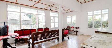 Family Villa | Desk, bed sheets