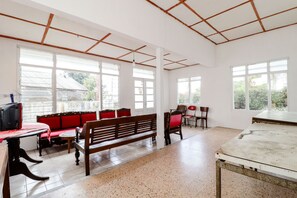 Family Villa | Desk, bed sheets - Wisma Joyo (Pakem)