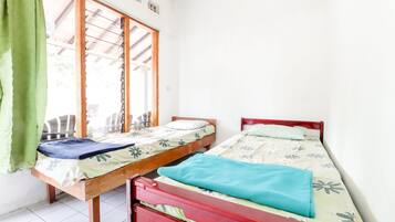 Family Superior Room | Desk, bed sheets