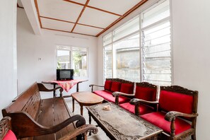 Family Villa | Desk, bed sheets - Wisma Joyo (Pakem)