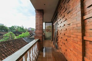 Terrace/patio - Halaman Depan Hostel (Ubud)