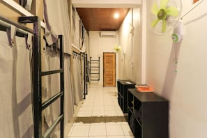 Skrivebord, strykejern/-brett og wi-fi (inkludert)