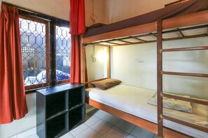 Skrivebord, strykejern/-brett og wi-fi (inkludert)