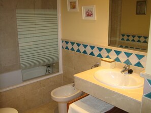 Bathtub, towels