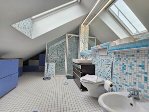 Douche, sèche-cheveux, bidet, serviettes fournies