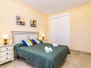 3 bedrooms, iron/ironing board, internet, bed sheets