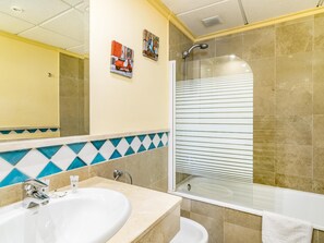 Badewanne, Haartrockner, Handtücher
