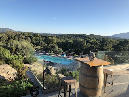 Piscina all'aperto. Villa con piscina nel cuore delle rocce