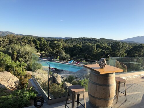 Villa with pool in the heart of the rocks