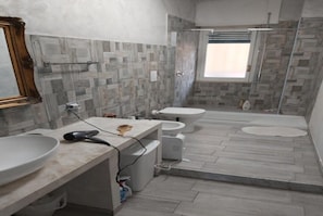 Haartrockner, Handtücher, Seife, Shampoo