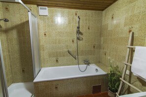 Appartamento panoramico, 2 camere da letto | Bagno | Asciugamani