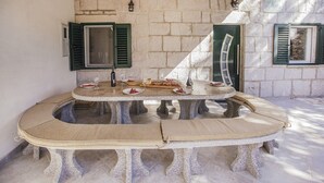 تناول الطعام بالخارج