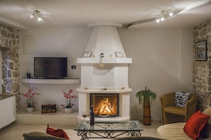 Télévision, cheminée, chaîne hi-fi