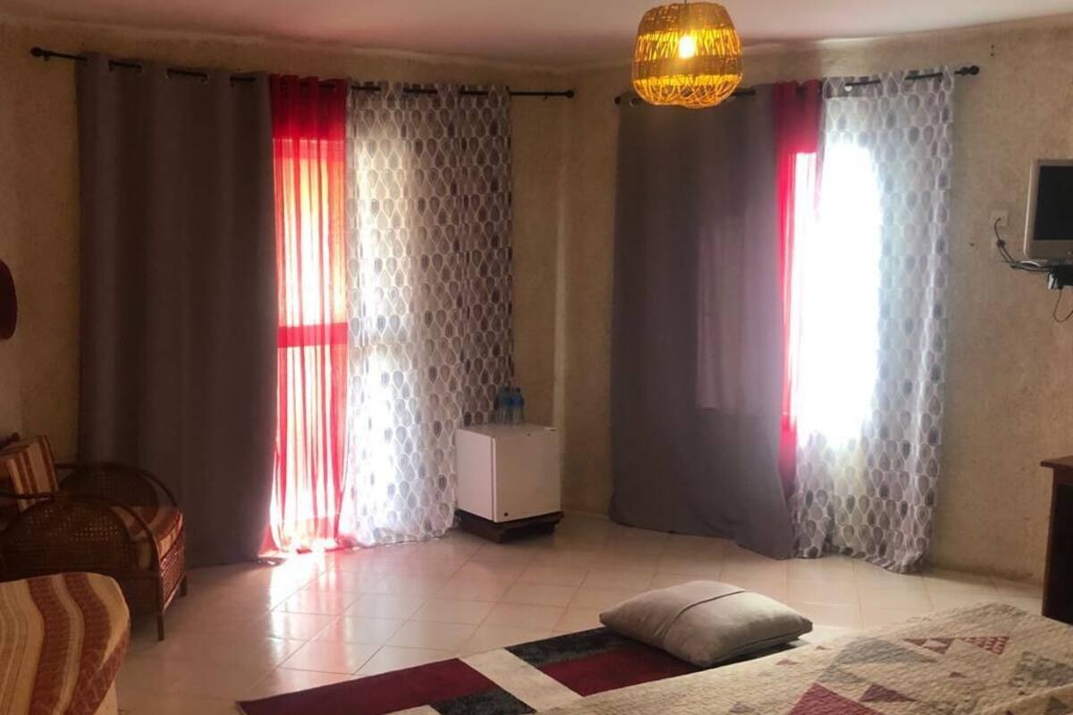 Habitación doble estándar | Escritorio, wifi gratis, decoración personalizada y muebles diferentes 