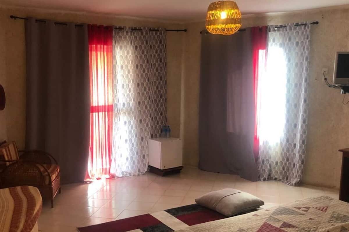 Habitación doble estándar | Decoración personalizada, muebles diferentes, escritorio y wifi gratis