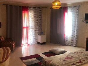 Habitación doble estándar | Decoración personalizada, muebles diferentes, escritorio y wifi gratis