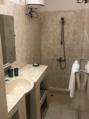 Standard Double Room | Bathroom | Shower, free toiletries, towels, soap - Hôtel Dior Camping de l'Océan (St. Louis)