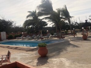Outdoor pool, pool umbrellas, sun loungers - Hôtel Dior Camping de l'Océan (St. Louis)
