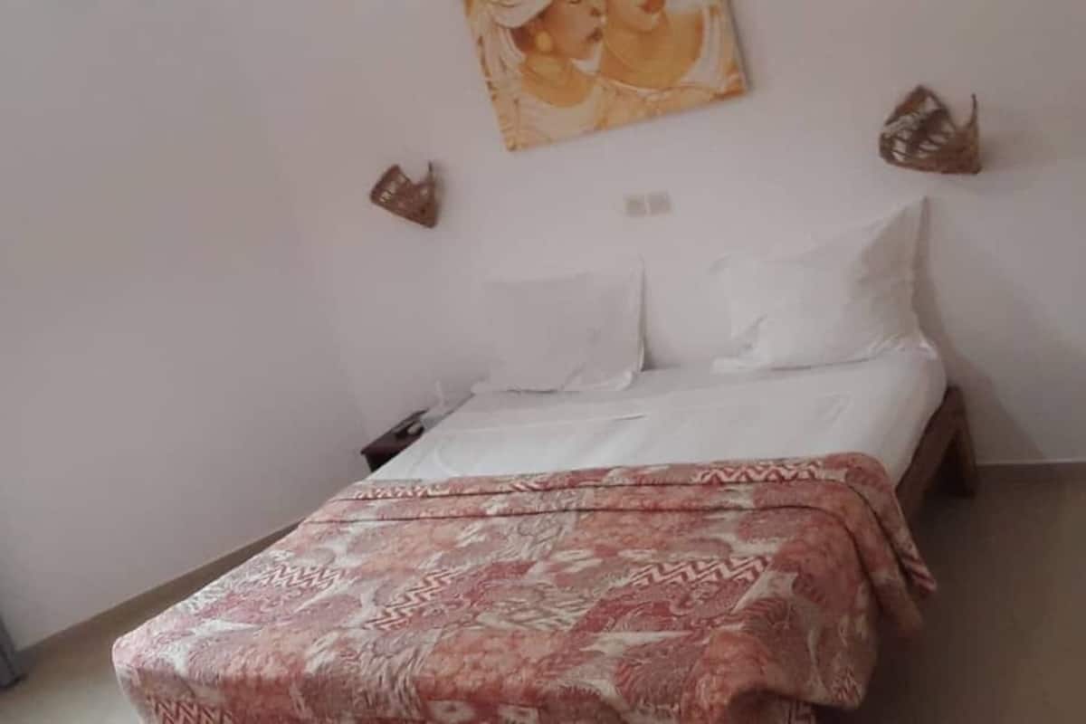 Habitación estándar con 1 cama matrimonial o 2 individuales | Decoración personalizada, muebles diferentes, escritorio y wifi gratis
