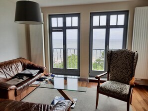 Apartment, 2 Schlafzimmer (11, incl. Cleaning and Service Fee) | Wohnzimmer | Fernseher