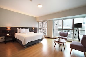 Junior Suite | Minibar, värdeförvaringsskåp på rummet, skrivbord och ljudisolering