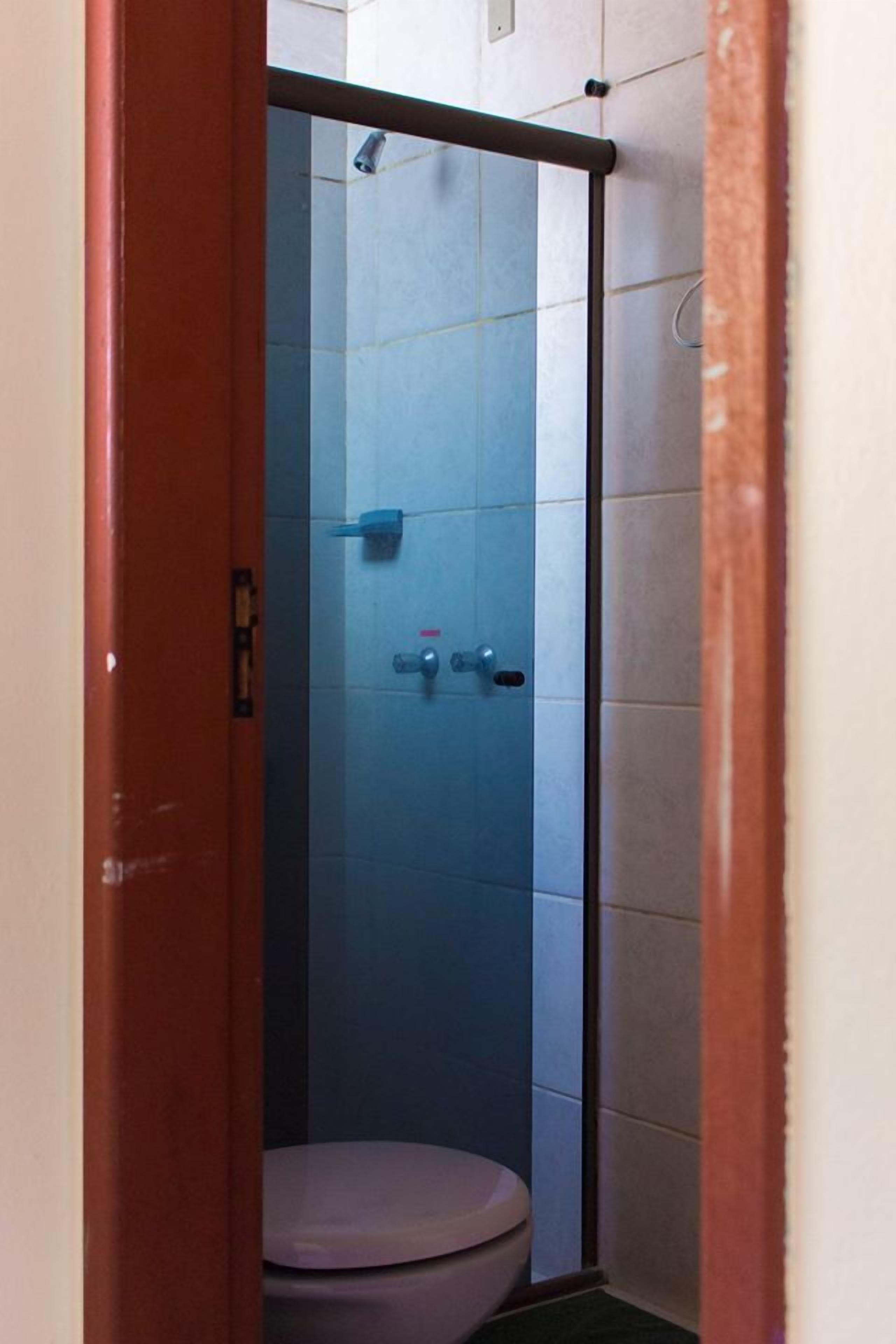 Chuveiro, secador de cabelo (mediante solicitação), toalhas de banho 