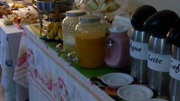 Café da manhã com buffet grátis todos os dias