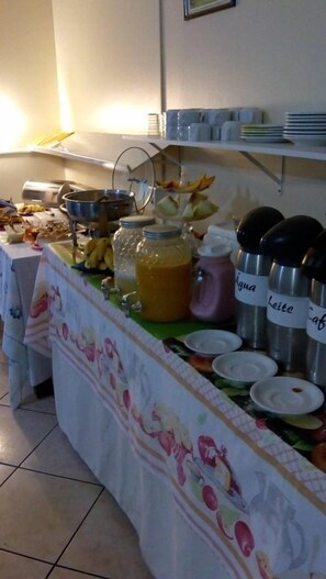 朝食 (ビュッフェ)、毎日提供 (無料)