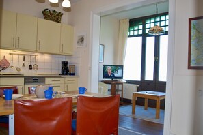 Huoneisto (04, incl. Cleaning and Service Fee) | Ruokailu omassa huoneessa