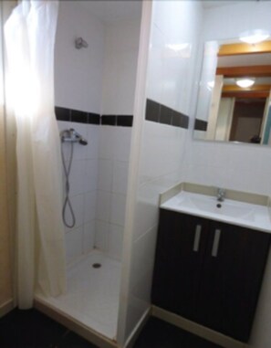 Douche, serviettes fournies