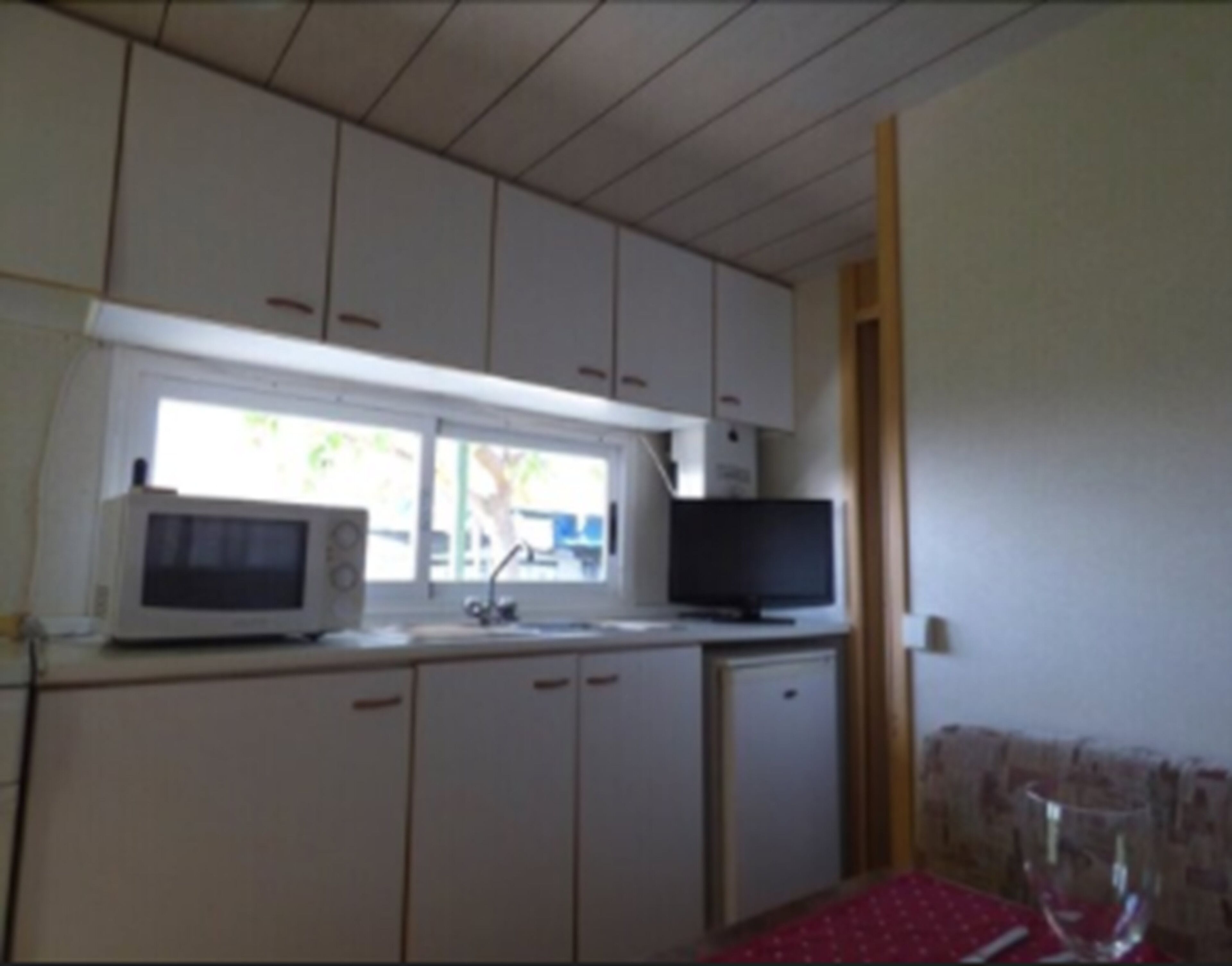 Bungalow, 2 slaapkamers, terras (4 guests) | Privékitchenette | Een koelkast, een magnetron, een kookplaat