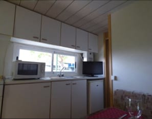 Bungalow, 2 Bedrooms, Terrace (4 guests) | Private kitchenette | Fridge, microwave, stovetop, coffee/tea maker - Camping y Bungalows Barraquetes (Sueca)