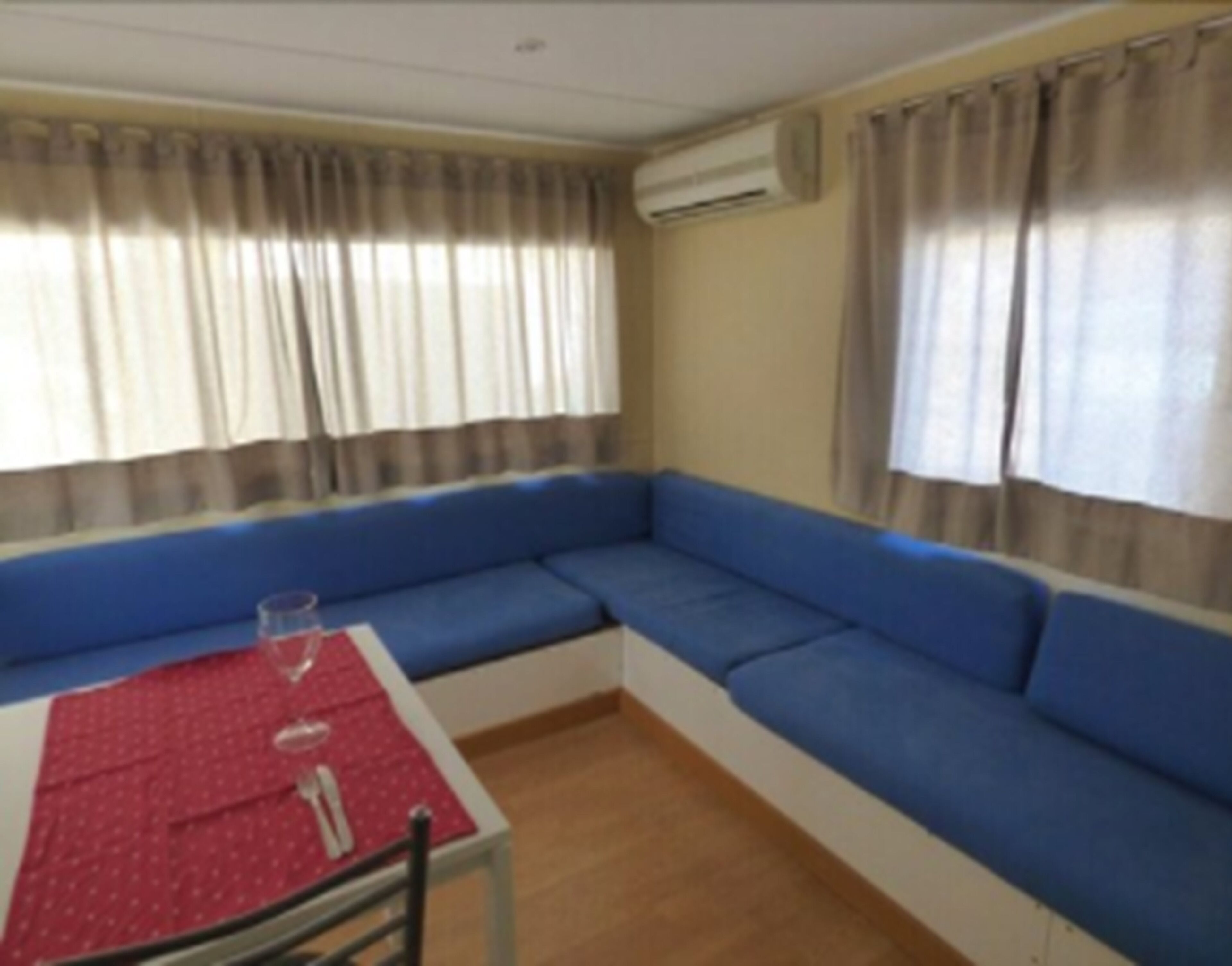 Bungalow, 2 slaapkamers, terras (4 guests) | Woonruimte | Een televisie