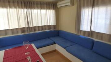 Bungalow, 2 slaapkamers, terras (4 guests) | Woonruimte | Een televisie