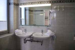 Apartment, 2 Schlafzimmer (incl. Cleaning and Service Fee) | Badezimmer | Dusche, Handtücher
