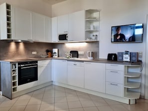 Apartment, 2 Schlafzimmer (incl. Cleaning and Service Fee) | Eigene Küche | Kühlschrank, Herdplatte, Wasserkocher mit Kaffee-/Teezubehör