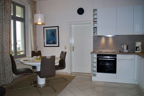 Apartment, 2 Schlafzimmer (incl. Cleaning and Service Fee) | Eigene Küche | Kühlschrank, Herdplatte, Wasserkocher mit Kaffee-/Teezubehör