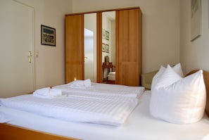 Apartment, 2 Schlafzimmer (incl. Cleaning and Service Fee) | 2 Schlafzimmer, individuell dekoriert, individuell eingerichtet
