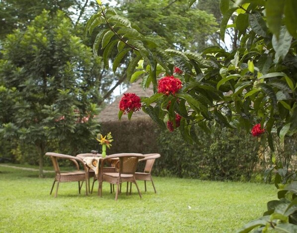 Outdoor dining - Olive Garden Hotel (Kampala)