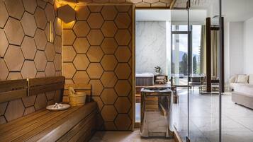 Un área de spa moderna con un muro hexagonal de madera, un banco de madera y un box de ducha de vidrio.