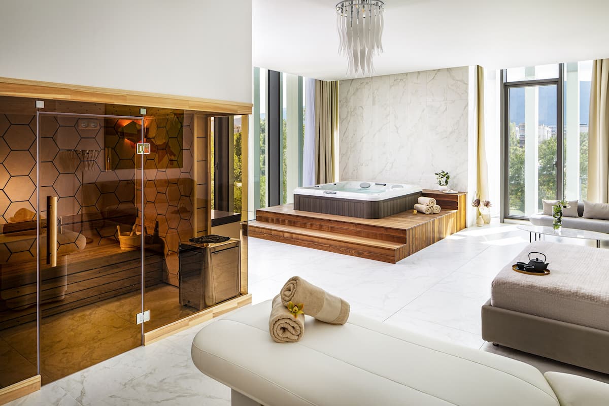 Festive Spa Suite | Lakens van Egyptisch katoen, luxe beddengoed, een kluis op de kamer