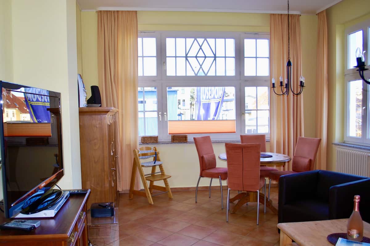 Leilighet (04, incl Cleaning and Service Fee) | Oppholdsområde | Flatskjerm-TV